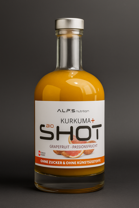 Glasflasche mit A.L.P.S. Nutrition BIO Kurkuma+ Shot, gefüllt mit orangem Getränk aus Grapefruit und Passionsfrucht. Auf dem weißen Etikett steht ‚Ohne Zucker & ohne künstliche Süßstoffe‘ sowie das Swiss Made-Siegel.